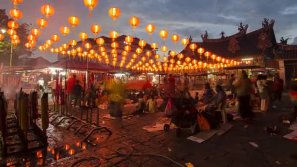 Timelapse crepúsculo à noite na deusa do templo de misericórdia durante o ano novo chinês — Vídeo de Stock