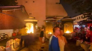 Tiemlapse manzaralı joss çubuğu ve joss kağıdı gece fırında yanar.