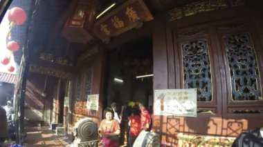 Bin Çinli dindar merhamet tanrıçasına dua ediyor.