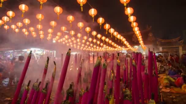 Timelapse visa drake joss stick bränns vid gudinnan barmhärtighet tempel — Stockvideo