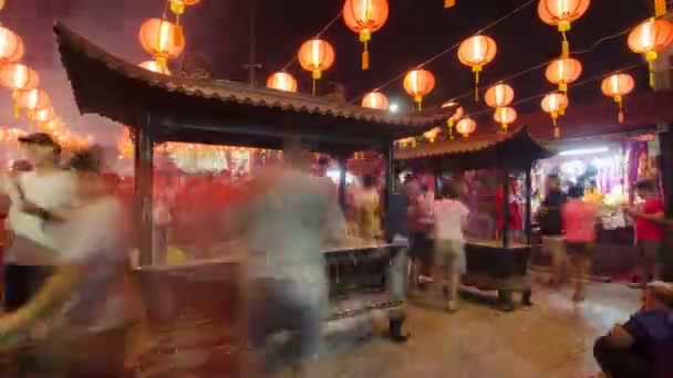 Los devotos chinos rezan en el templo durante el primer día del año nuevo chino — Vídeo de stock