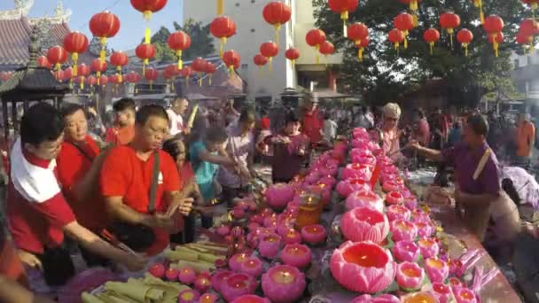 Os devotos chineses rezam no templo chinês no primeiro dia do ano novo chinês — Vídeo de Stock