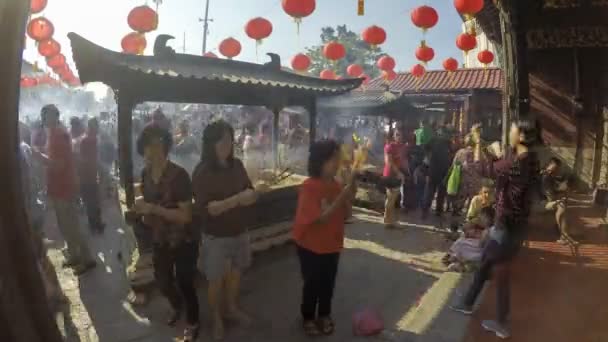 数以千计的中国信徒在中国庙宇祈祷 — 图库视频影像