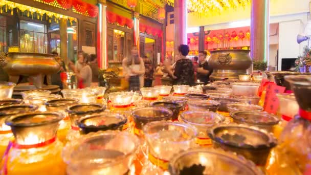 Los devotos chinos rezan en el templo de Kek Lok Si — Vídeos de Stock