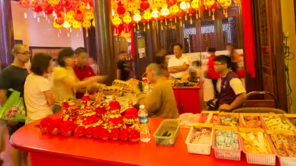 人々は中国の旧正月の間にKek洛シリコン寺院に寄付する — ストック動画