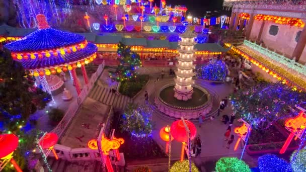 Timelapse besökare vid Kek Lok Si templet — Stockvideo