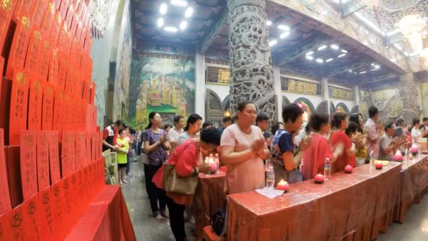 Chinese people pray in Kek Lok Si temple — Stock Video