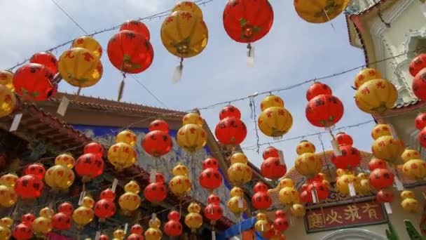 Timelapse vista olhar para cima pagode templo em Kek Lok Si — Vídeo de Stock