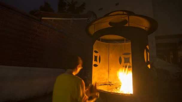 烧了时间飞逝的香棒和香纸炉 — 图库视频影像