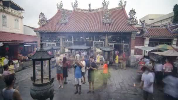 Os devotos chineses de câmera lenta rezam no templo de manhã — Vídeo de Stock