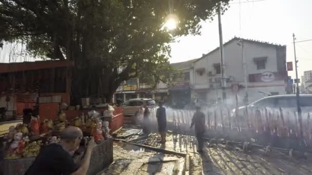 Timelapse uitzicht zonlicht van de ochtend bij outdoor tempel branden draak wierook — Stockvideo