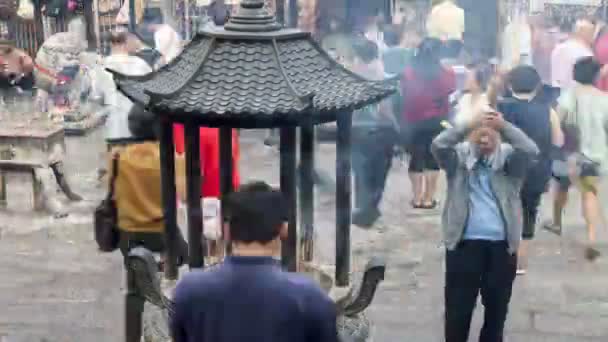 Zeitraffer-Ansicht Massen verbrennen joss stick beten am Tempel — Stockvideo