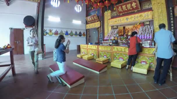 Les gens Timelapse prient à l'intérieur du temple Déesse de la Miséricorde — Video