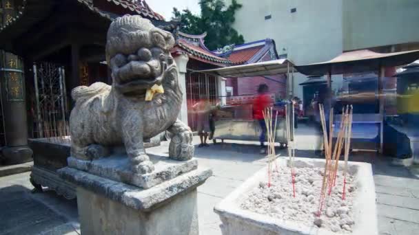 Timelapse people burn joss stick and pray in front of statue lion — Stock Video