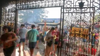 Zaman ayarlı manzara yansıması Merhamet Tanrıçası Tapınağı 'nın ön kapısından gir