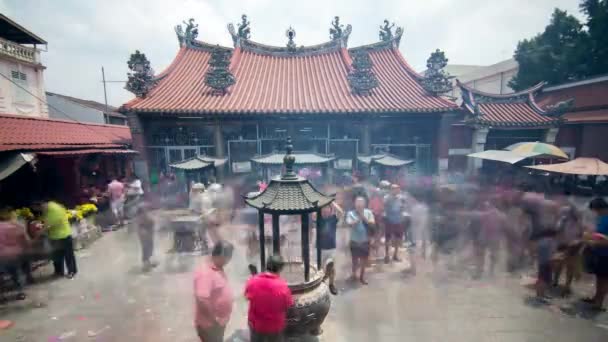 Timelapse visão de alto ângulo câmera lenta das pessoas se movem no templo da Deusa da Misericórdia — Vídeo de Stock