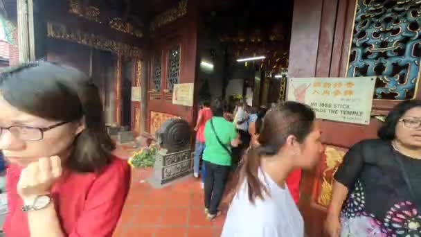 Os devotos chineses de Timelapse entram na deusa do templo misericordioso orar — Vídeo de Stock