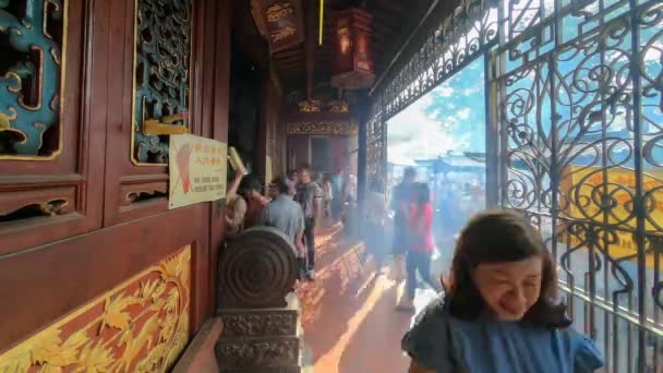 Včasné ranní slunce a Číňané vstupují do chrámu bohyně milosrdenství — Stock video