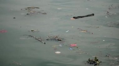 Denizde çöpler akıyor. Çevre sorunu.
