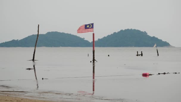 Malaysia Flagga Jalur Gemilang Våg Vid Stranden — Stockvideo