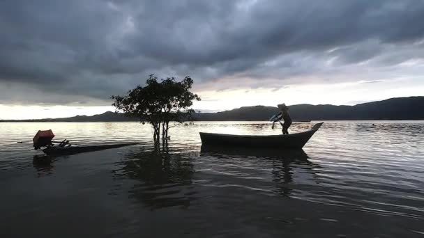 Slow Motion Siluett Fiskare Kasta Fisknät Sjön Vid Perlis Malaysia — Stockvideo