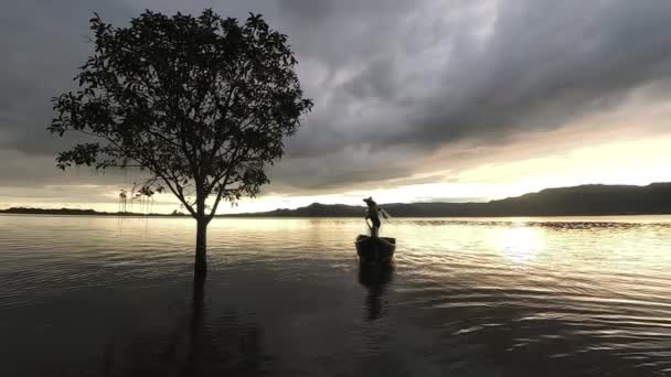 Zwolnione Tempo 400Fps Rybak Rzucić Sieć Jeziorze Drzewem Perlis Malezja — Wideo stockowe