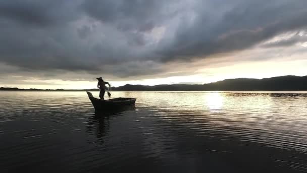 Rybak Zwolnionym Tempie Zarzuca Sieć Niesamowitym Zachodzącym Słońcem Jeziorze Perlis — Wideo stockowe