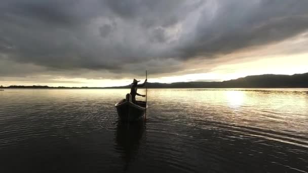 Lento Movimento Pescador Remar Barco Lago Com Deslumbrante Pôr Sol — Vídeo de Stock