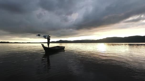 Zwolniony Ruch 400Fps Rybak Wrzuca Sieć Jeziora Podczas Zachodu Słońca — Wideo stockowe