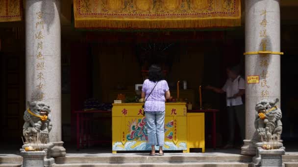 Señora china en el templo. — Vídeo de stock