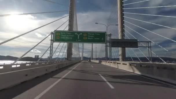 Guidare lungo il ponte. — Video Stock