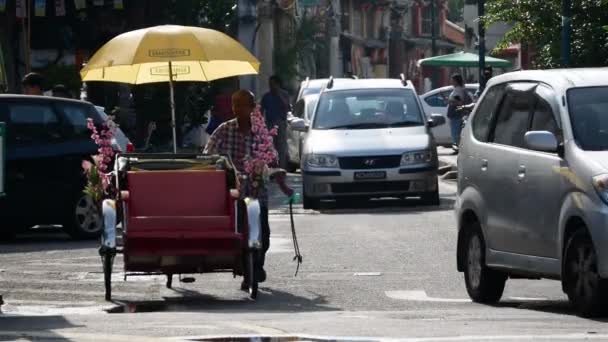 Trishaw en la calle George Town. — Vídeos de Stock