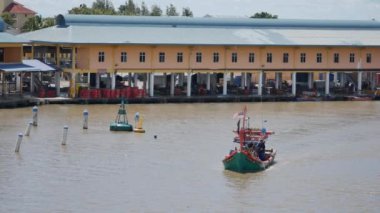 Perlis Nehri 'ndeki balıkçı kasabası,