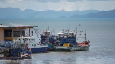 Perlis Nehri 'ndeki balıkçı kasabası,