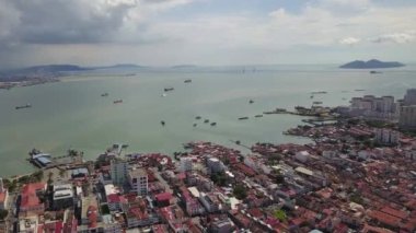 George Town miras şehri mavi gökyüzünün altında.