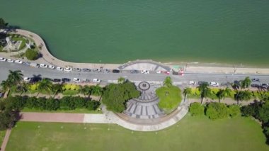 Korede yeşil ağaçlar.