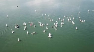 Yelkenli yarışları ve yat yarışları.