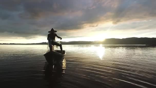 Rybak na drewnianej łodzi z siatką — Wideo stockowe