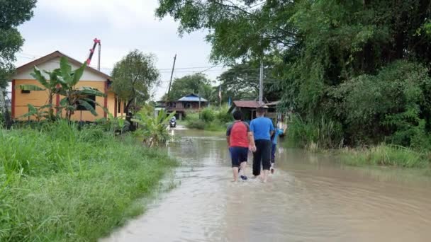Inundação em kampung. — Vídeo de Stock