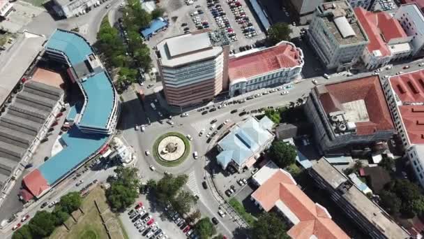 Carro no local da herança rotunda. — Vídeo de Stock