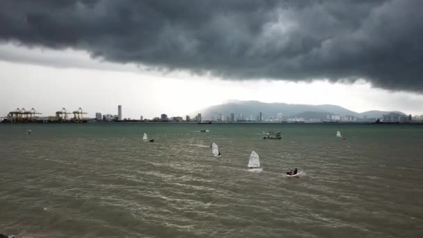 Campeonato de regata en magnífico día nublado. — Vídeos de Stock