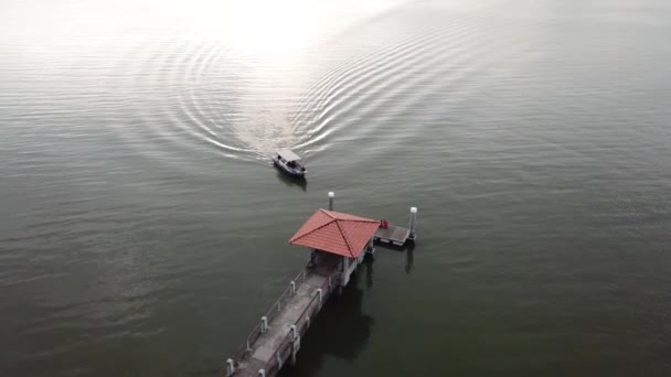 Pemandangan udara dermaga dengan perahu. — Stok Video