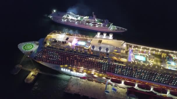 Genting Dream é um navio de cruzeiro da Dream Cruises. — Vídeo de Stock