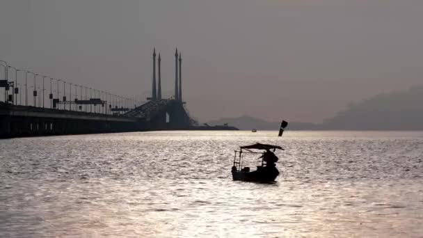 Georgetown Penang Malaysia October 2018 Silhouette Fisherman Boat Penang Bridge — 图库视频影像