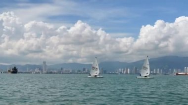 Butterworth, Penang, Malezya - 16 Aralık 2018: Bagan Ajam 'da rüzgar sörfçüsü.