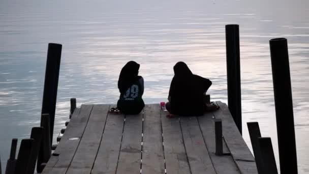 Georgetown Penang Malezya Ekim 2018 Müslüman Kız Tahta Köprünün Yanında — Stok video