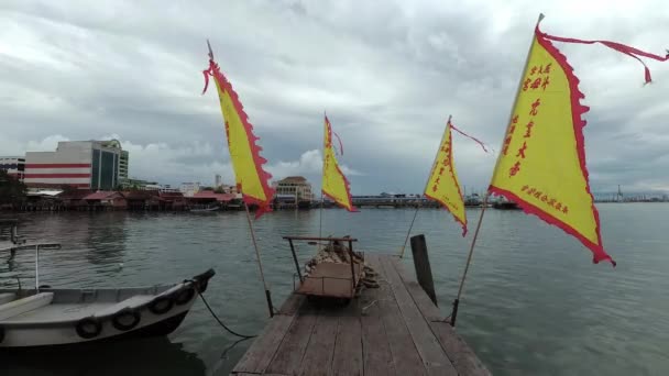 Georgetown Penang Malaysia Okt 2018 Keiserflagg Nær Trebroen Mot Havet – stockvideo