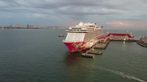 マレーシアのペナン州ジョージタウン 2018年12月31日 トラッキングショットSwettenham Pier Cruise TerminalのGenting Dream Cruise Park — ストック動画