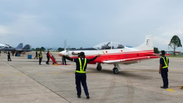 Butterworth Penang Malaysia Sep 2018 Crew Give Signal Pilatus Turbo — Stockvideo