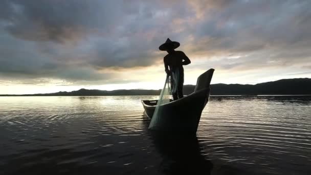 Timah Tasoh Perlis Malaysia Oct 2018 Slow Motion Silhouette Fisherman — Wideo stockowe